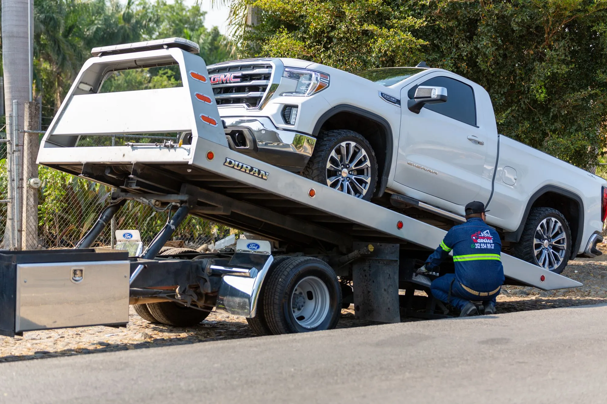Voiture hors d'usage chargée sur un plateau de dépannage — enlèvement d'épave gratuit en Seine-et-Marne (77)